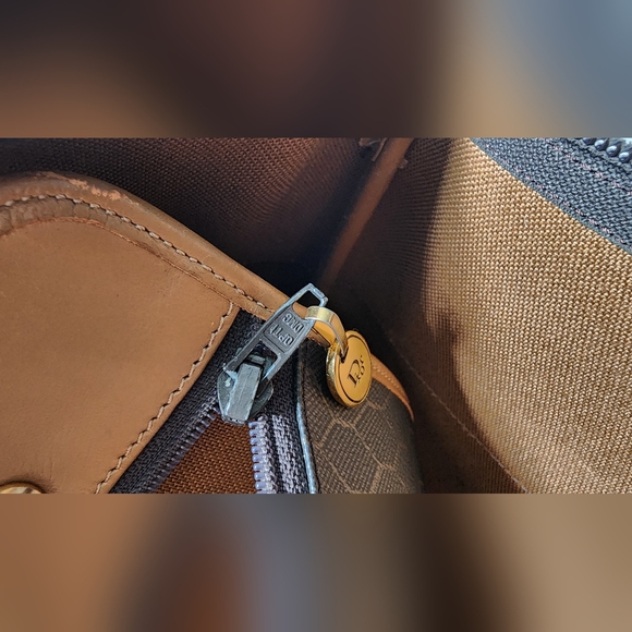 Christian Dior Honeycomb shoulder tote. Small scratches on ext leather. - Picture 13 of 14